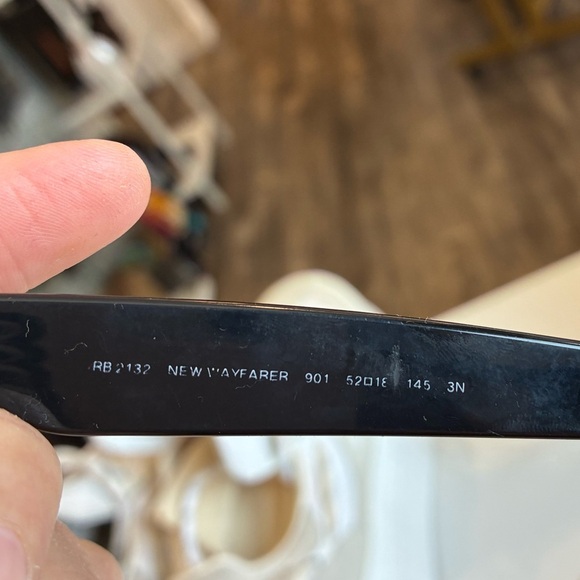 RayBan New Wayfarer sunglasses with case - Picture 3 of 3